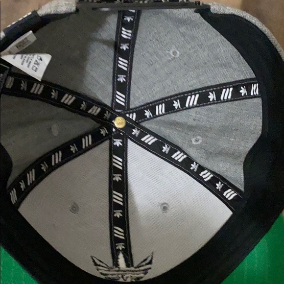 Adidas SnapBack - Picture 3 of 4